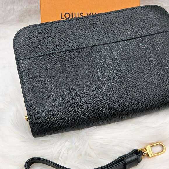 Louis Vuitton Green Taiga Leather Clutch - Picture 5 of 17